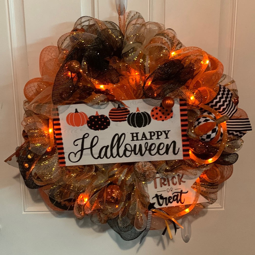 NEW HANDMADE HALLOWEEN TRICK OR TREAT PUMPKIN WREATH WITH LIGHTS